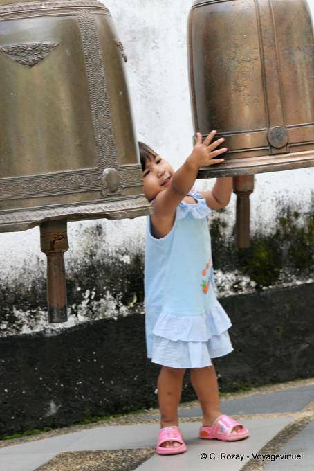 La niña y las campanas, Wat Doi Suthep, Chiang Mai - Tailandia
