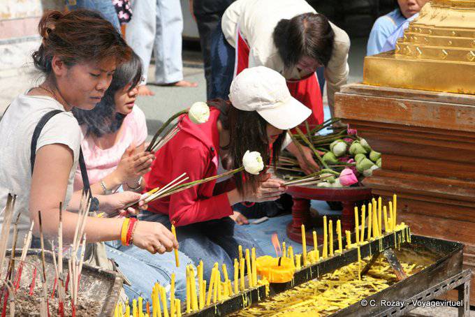 Ofrendas femeninos Wat Doi Suthep, Chiang Mai - Tailandia