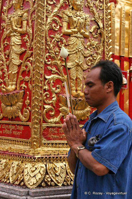 El hombre orando con loto Wat Doi Suthep, Chiang Mai - Tailandia