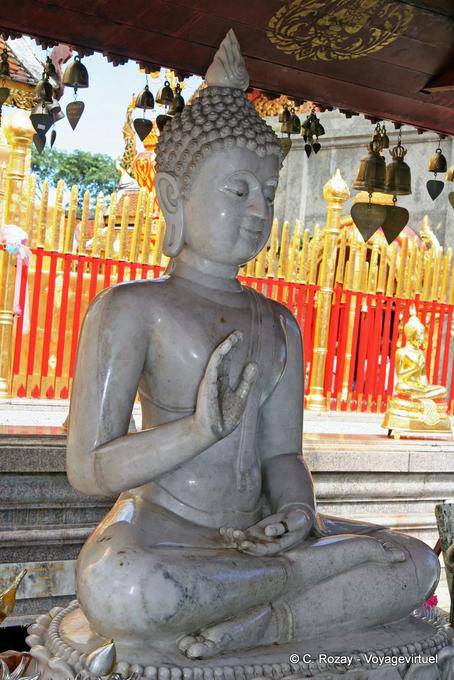 Buda sentado en mármol blanco, Wat Doi Suthep, Chiang Mai - Tailandia