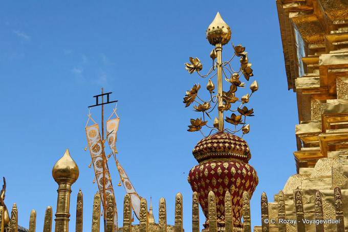 Elementos decorativos en frente de la estupa, Wat Doi Suthep, Chiang Mai - Tailandia