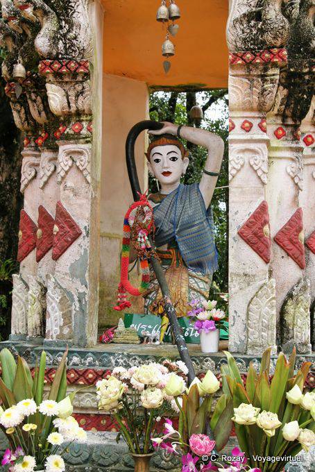 Estatua en las campanas, Wat Doi Suthep, Chiang Mai - Tailandia