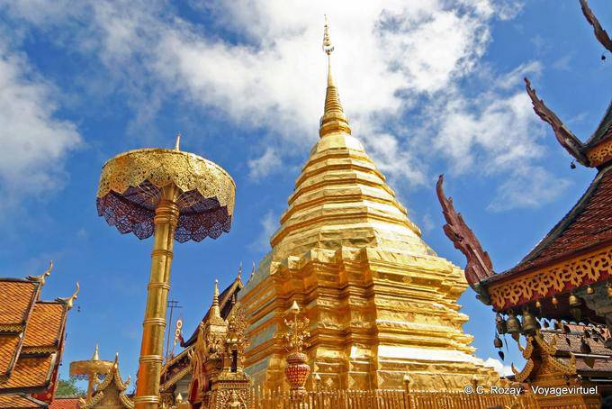 Paraguas y stupa de oro, Wat Doi Suthep, Chiang Mai - Tailandia