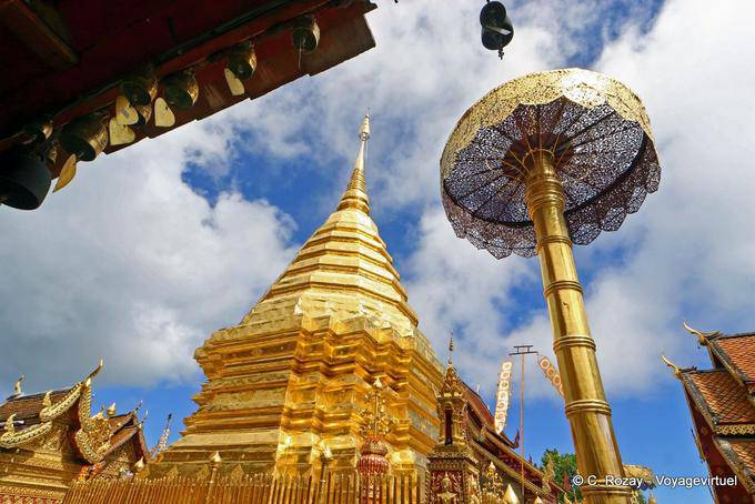 La sombrilla y oro chedi, Wat Doi Suthep, Chiang Mai - Tailandia