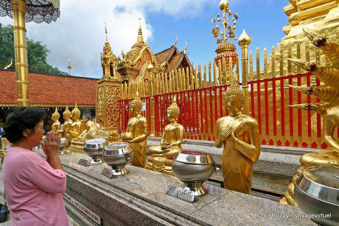 Mujer rezando, Wat Doi Suthep, Chiang Mai - Tailandia