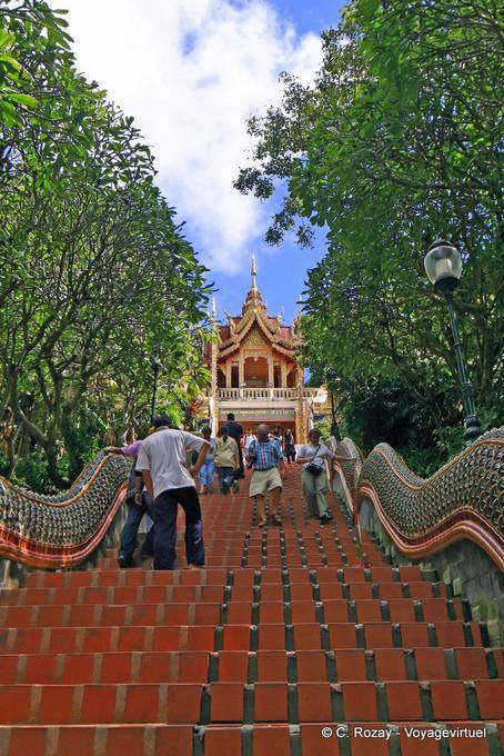 La gran escalera, Wat Doi Suthep, Chiang Mai - Tailandia