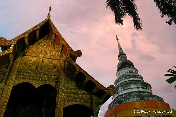 El Ubosot visto al atardecer, Wat Phra Singh, de Chiang Mai - Tailandia