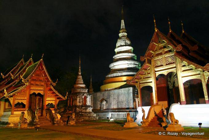 Panorama de la noche, el Wat Phra Singh, de Chiang Mai - Tailandia