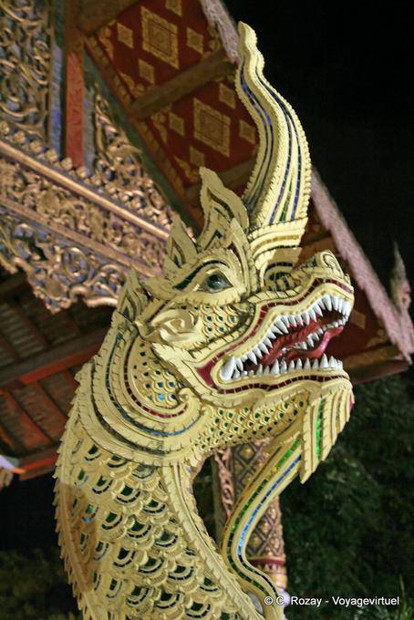 Los dientes de los naga, Wat Phra Singh, de Chiang Mai - Tailandia