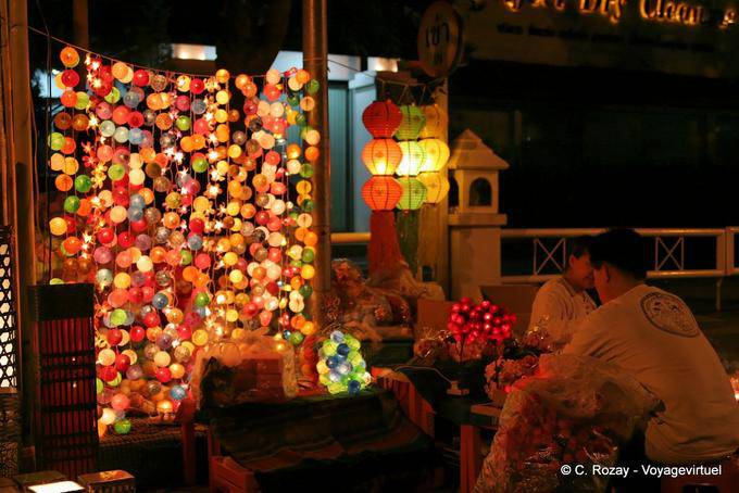 Comercio multicolor, Wat Phra Singh, de Chiang Mai - Tailandia