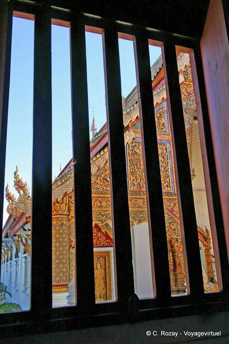 Ver detrás de la ventana, el Wat Phra Singh, de Chiang Mai - Tailandia