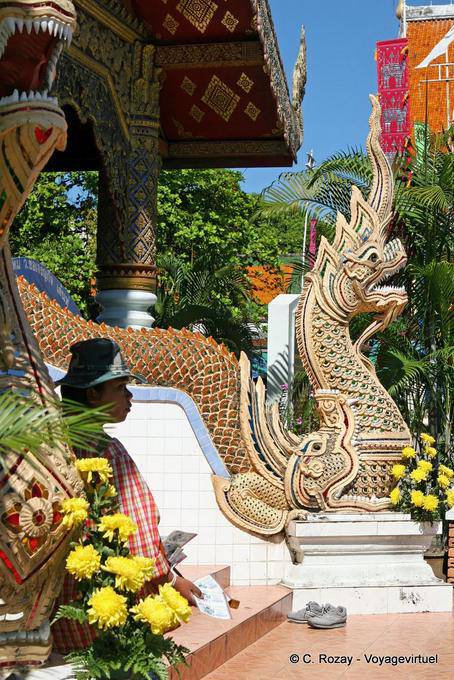 Serpiente naga en la entrada del Viharn Luang, Wat Phra Singh, de Chiang Mai - Tailandia