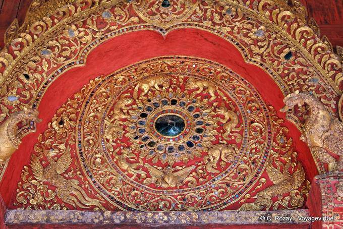 Detalle de la entrada a la ubosot, Wat Phra Singh, de Chiang Mai - Tailandia