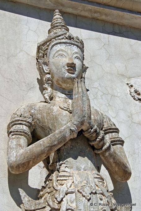 Estatua de la base de la biblioteca del templo Ho Trai, Wat Phra Singh, de Chiang Mai - Tailandia