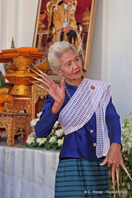 Bailarín tradicional tailandés, Wat Phra Singh, de Chiang Mai - Tailandia