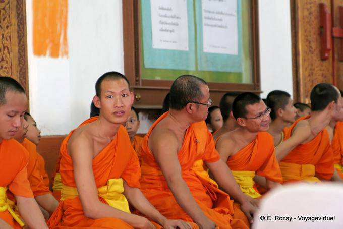 Asamblea Monjes, Wat Phra Singh, de Chiang Mai - Tailandia