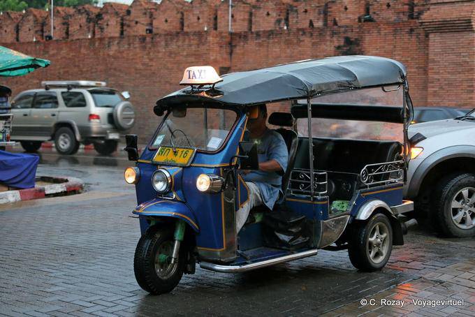 Tuk tuk motorizado en una calle de Chiang Mai. - Tailandia