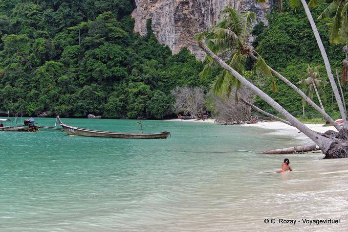 Nadar bajo los cocoteros, Koh Phi Phi - Tailandia
