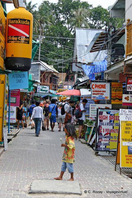 Un pueblo Tonsai calle, Koh Phi Phi - Tailandia