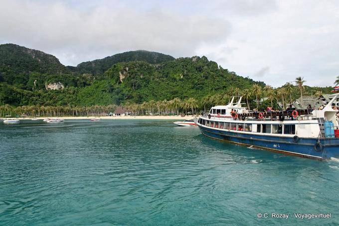 Llegada del barco turístico, Koh Phi Phi - Tailandia