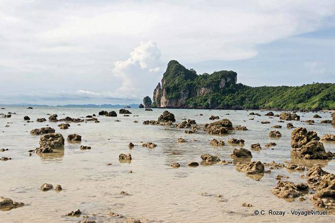 Marea baja en Hin Khom Beach, Koh Phi Phi - Tailandia
