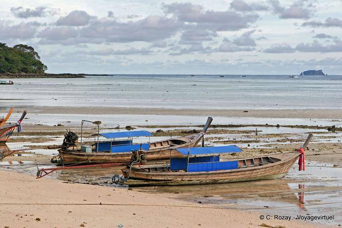 Trenes turísticos varados, Koh Phi Phi - Tailandia
