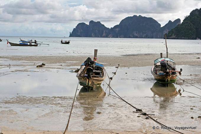 Barcos en Tonsai Bay durante la marea baja, Koh Phi Phi - Tailandia