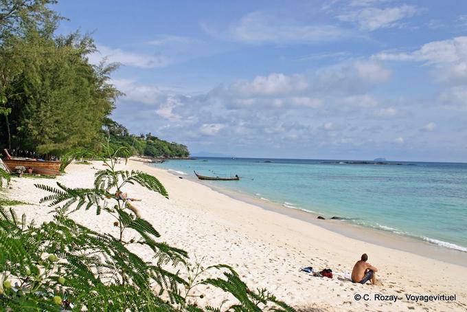 Hacia el final de la larga playa de Koh Phi Phi - Tailandia