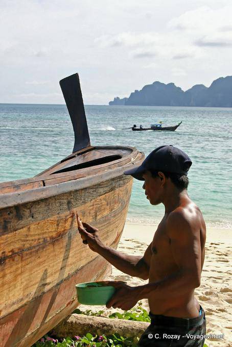 El mantenimiento del barco, Koh Phi Phi - Tailandia
