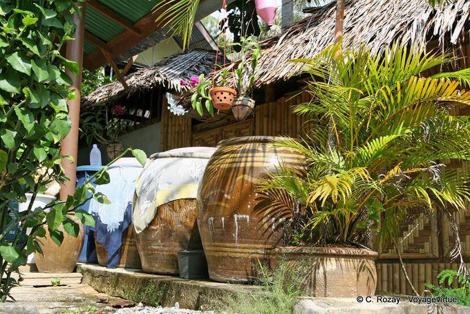 Tarros de la aldea de Ton Sai, Koh Phi Phi - Tailandia