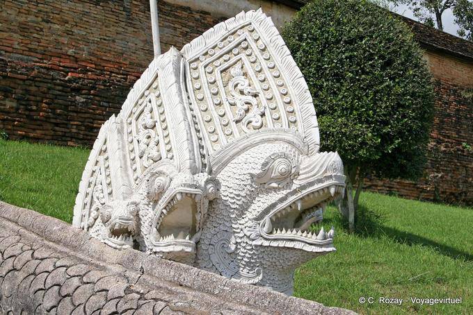 Triple Naga en la entrada de Wat Phra que Lampang Luang - Tailandia