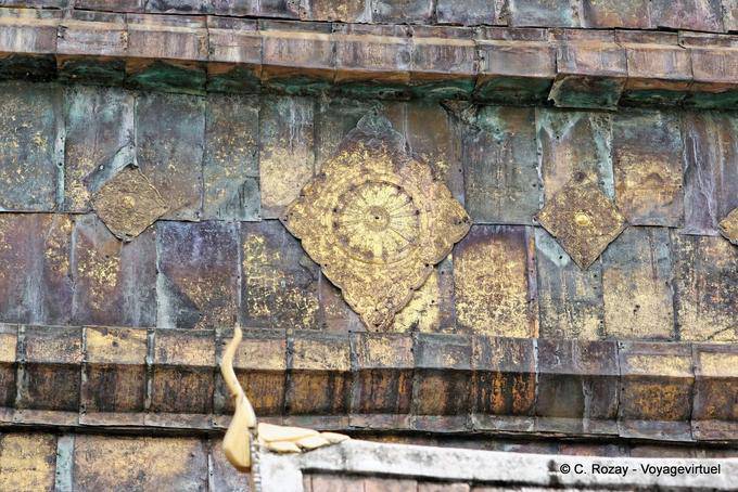 Detalle de gran Chedi, Wat Phra que Lampang Luang, Lampang - Tailandia