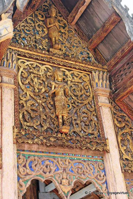 La parte frontal de la fachada de Sao Viharn Phra Sila, Wat Phra que Lampang Luang - Tailandia