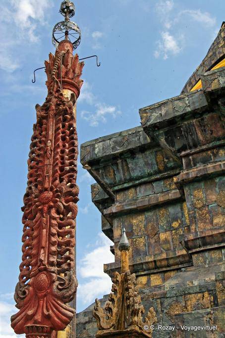 Totem cerca de la estupa, Wat Phra que Lampang Luang - Tailandia