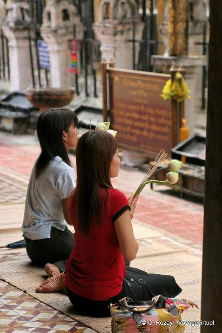 Las mujeres jóvenes en la oración, Wat Phra que Lampang Luang - Tailandia