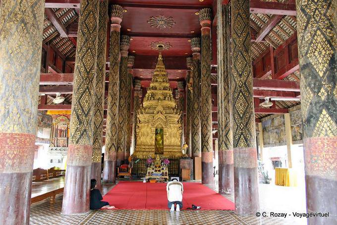 Oración Phra Chao Lan antes de Ton, Wat Phra que Lampang Luang - Tailandia