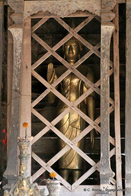 Buda Abhaya Mudra enjaulado, Wat Phra que Lampang Luang - Tailandia