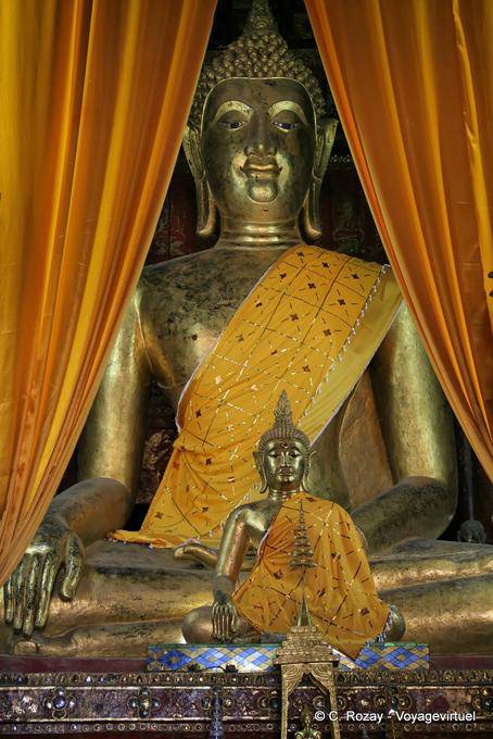 Close-up en Bhumisparsha mudra de Buda, Wat Phra que Lampang Luang - Tailandia
