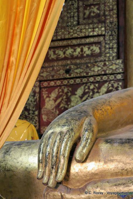 Buda Bhumisparsha mano-mudra, Lampang - Tailandia