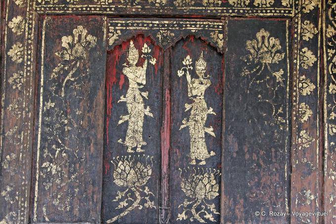 Pintura vieja en la puerta, Wat Phra que Lampang Luang - Tailandia