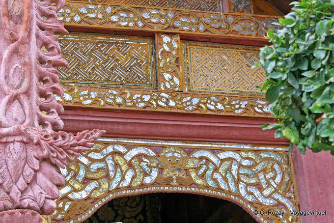 Detalle de la fachada de Viharn Phra Ponga, Wat Phra que Lampang Luang - Tailandia