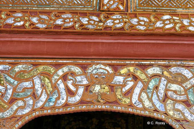 Close-up en la entrada Viharn Phra Put, Wat Phra que Lampang Luang - Tailandia