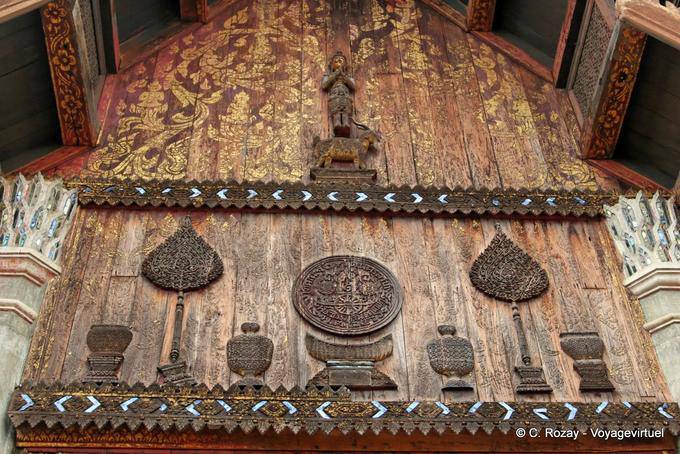 Thewada una figura de pie sobre una cabra, escultura de madera, Wat Phra que Lampang Luang - Tailandia