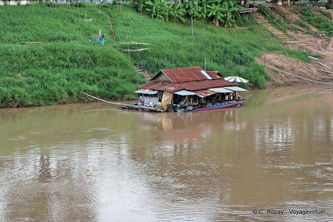 Casas del río Nan, Phitsanulok flotante - Tailandia