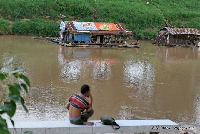 Casas en el río Nan, Phitsanulok - Tailandia