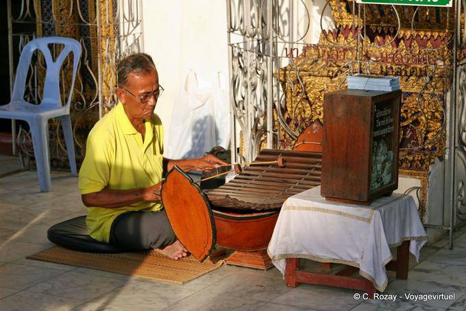 Músico Religiosa, Wat Phra Si Rattana Mahathat, Phitsanulok - Tailandia