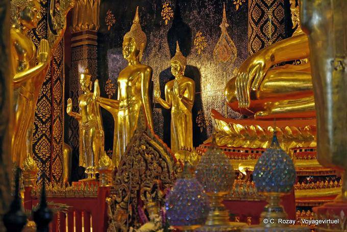 Budas de pie a los pies de Phra Buddha Chinnarat, Wat Phra Si Rattana Mahatha, Phitsanulok - Tailandia