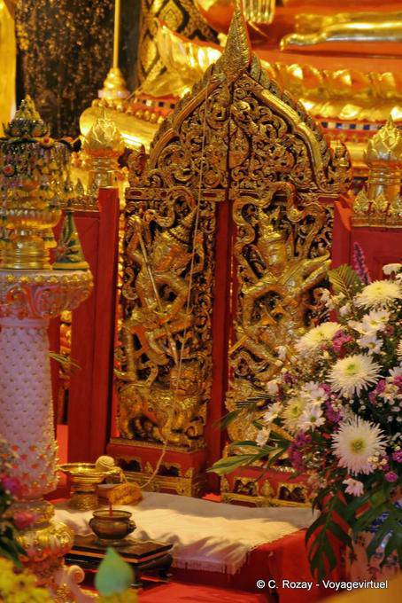 Decoración a los pies del Buda Chinnarat, Phra Sri Rattana Mahathat Wat, Phitsanulok - Tailandia