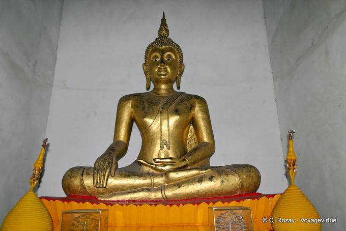 Una capilla budista desnuda, Phitsanulok - Tailandia