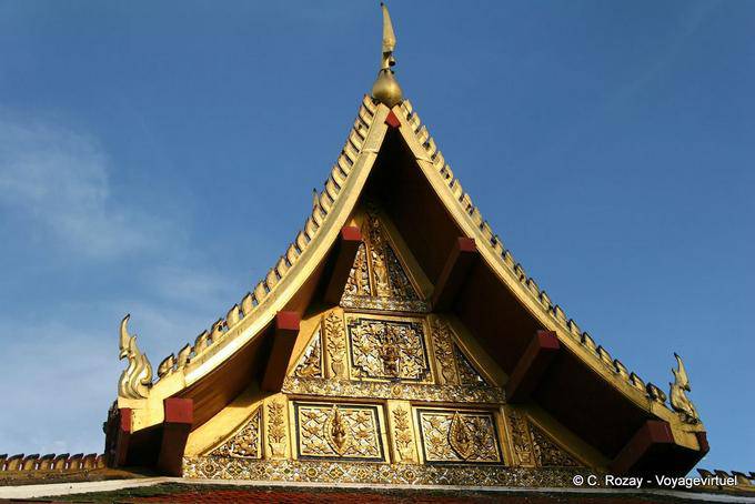 Por encima de la entrada de la bot, Wat Phra Si Rattana Mahathat, Phitsanulok - Tailandia